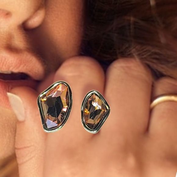 Simulated Morganite Crystal Freeform Silvertone Hammered Finish Ring - Picture 6 of 7